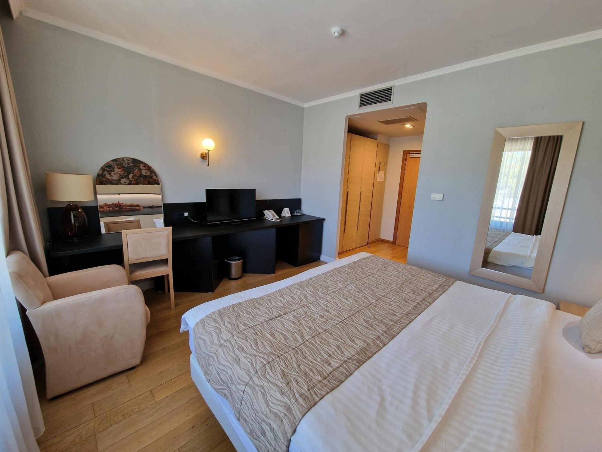 Sunny Hill 4*